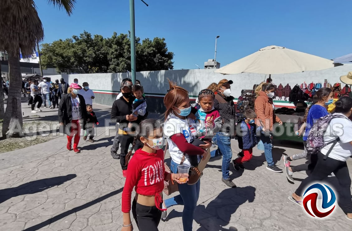 Marchan migrantes con rumbo a la Garita de San Ysidro