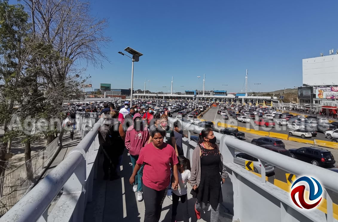 Marchan migrantes con rumbo a la Garita de San Ysidro