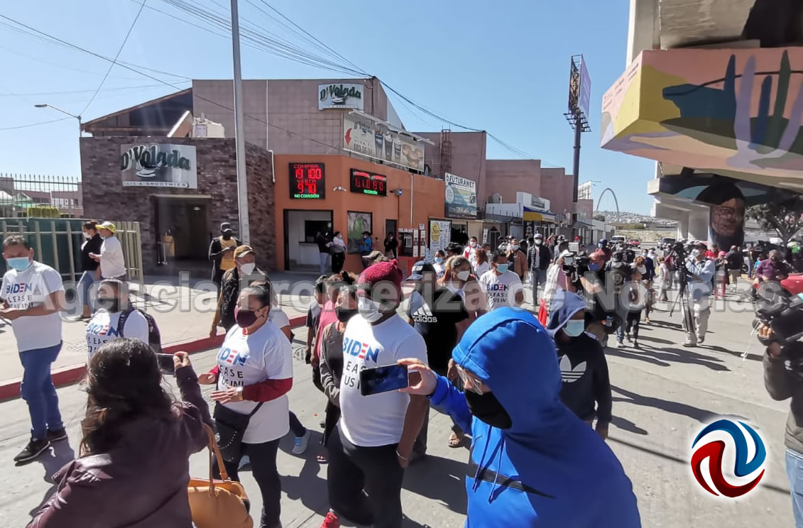 Marchan migrantes con rumbo a la Garita de San Ysidro