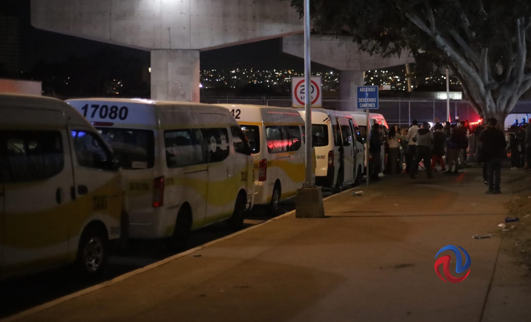 Migrantes que permanecían en El Chaparral son llevados al albergue Carmen Serdán