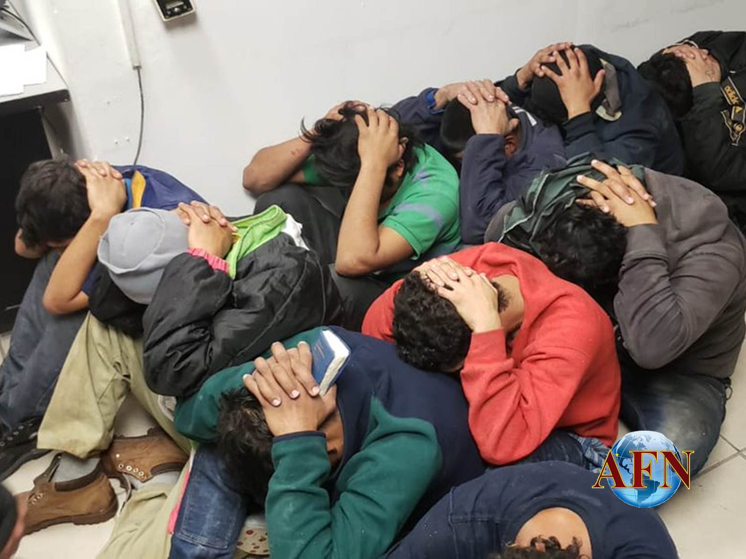 Migrantes se amotinan y prenden fuego en Inami