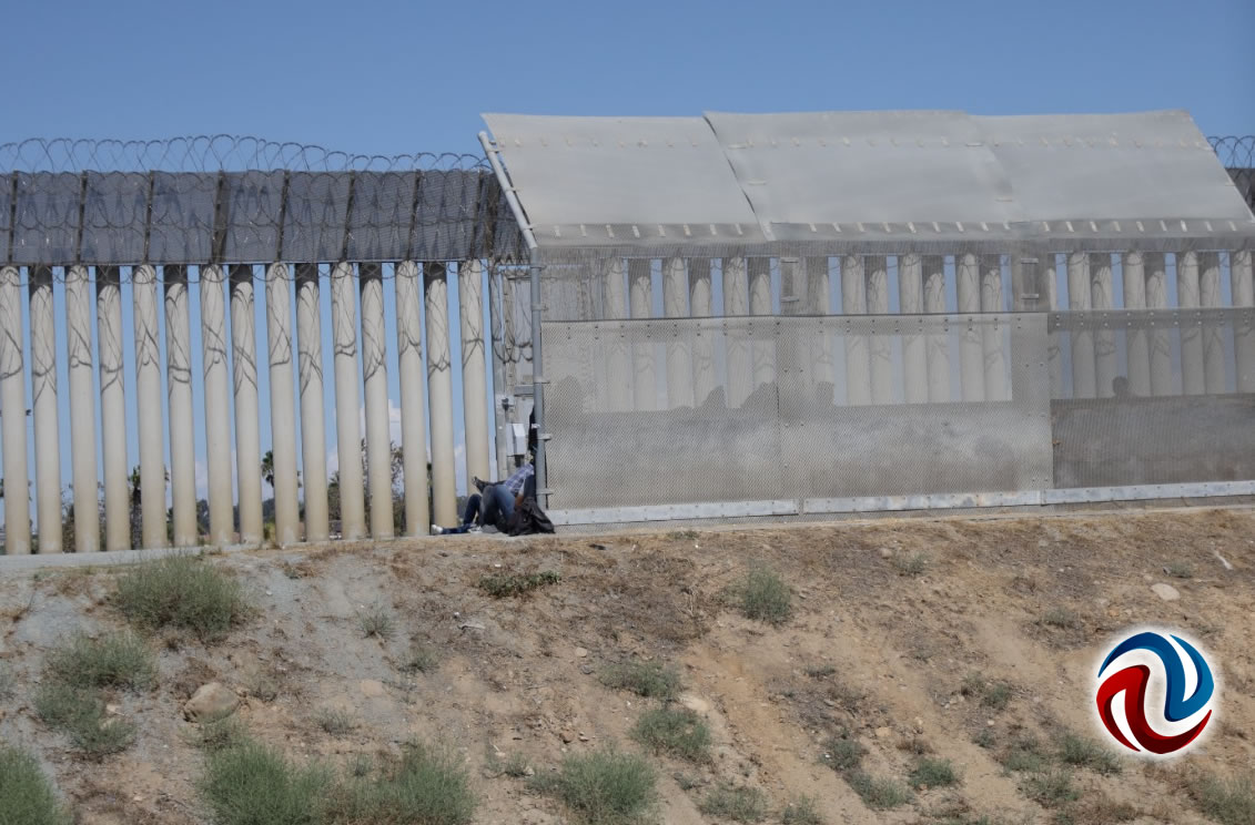 Grupos de migrantes siguen cruzando el muro fronterizo 
