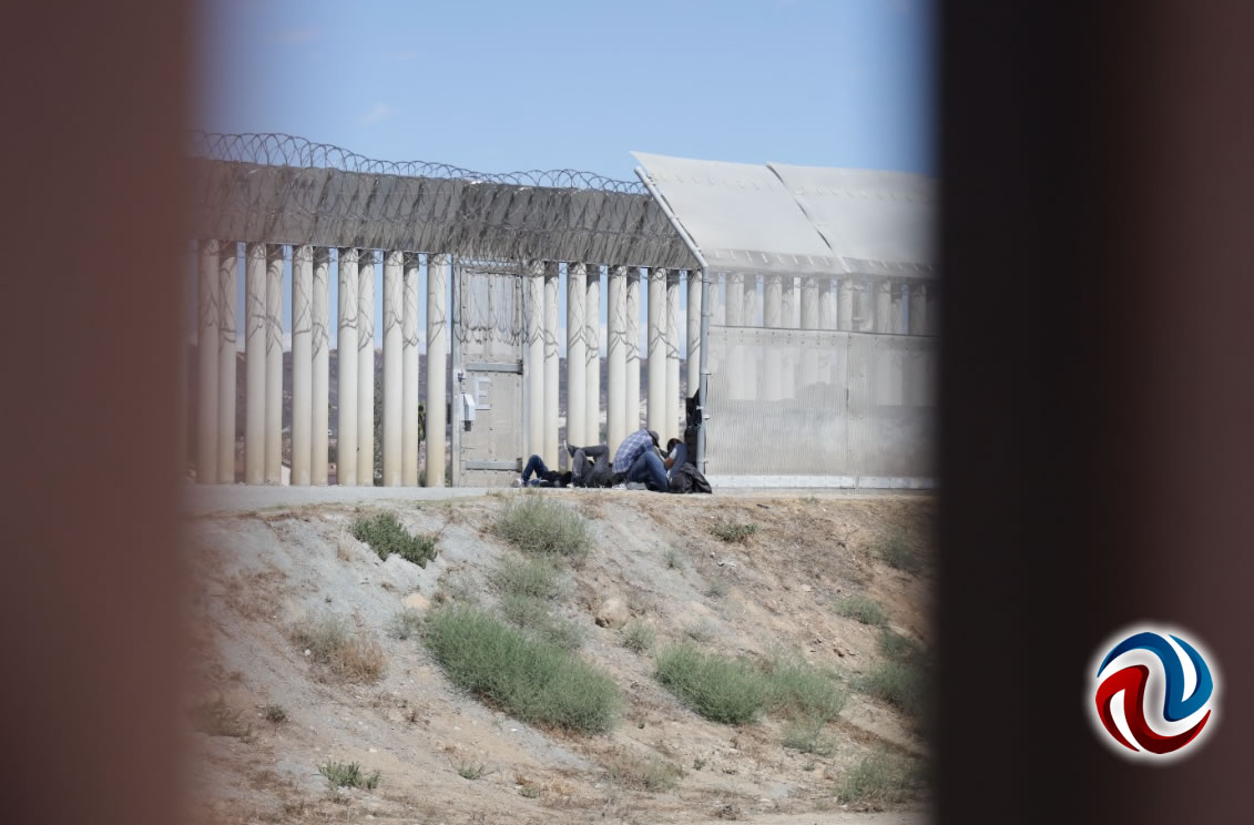 Grupos de migrantes siguen cruzando el muro fronterizo 