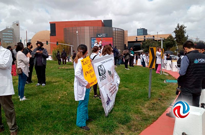 Marchan médicos por falta de aplicación de vacuna 