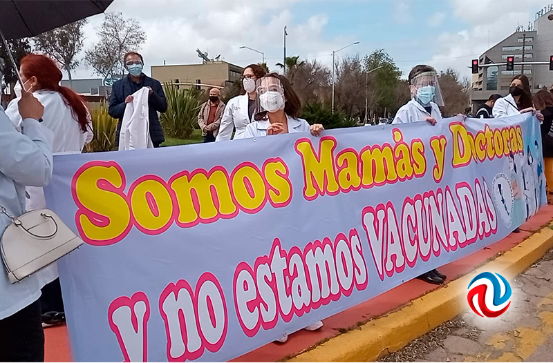 Marchan médicos por falta de aplicación de vacuna 