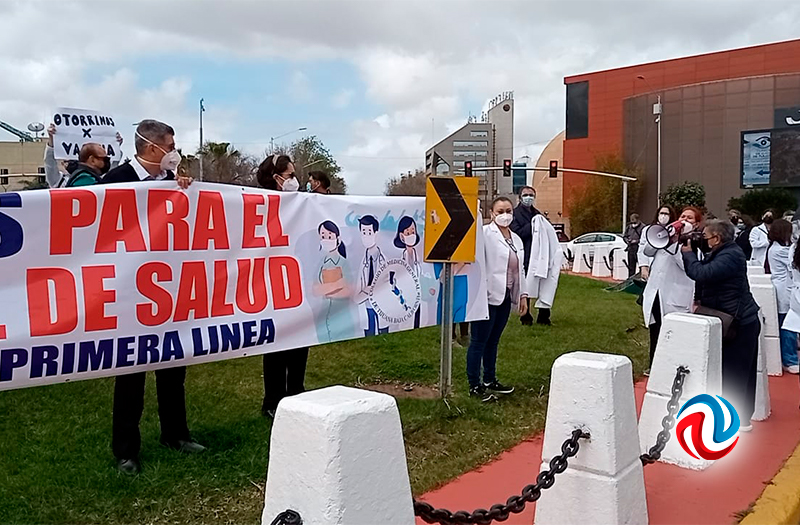 Marchan médicos por falta de aplicación de vacuna 