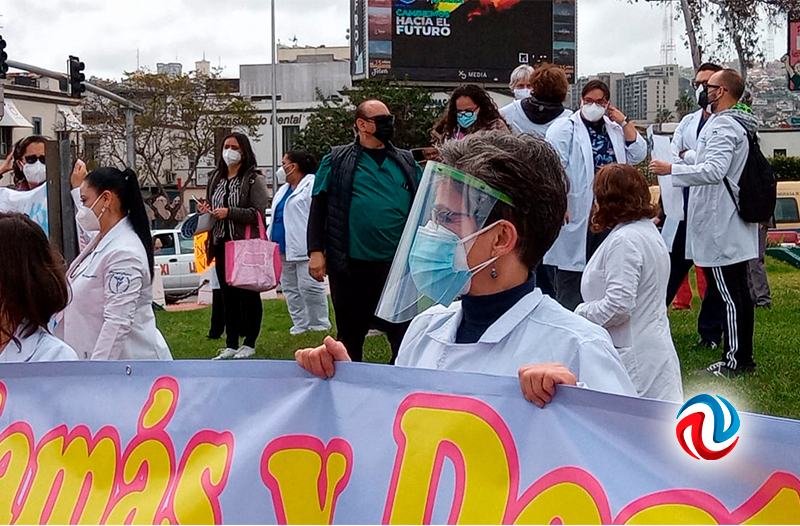 Marchan médicos por falta de aplicación de vacuna 