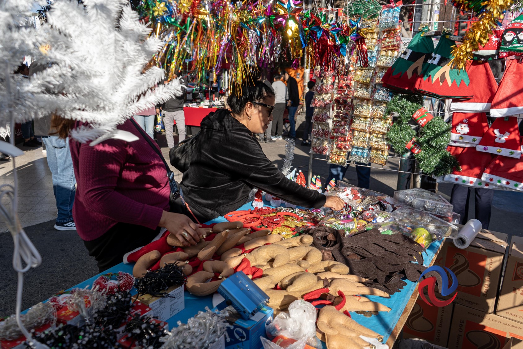 Se adorna de Navidad Tijuana con la venta de productos de temporada