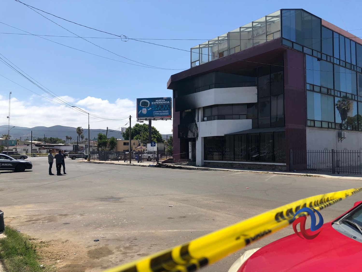 Queman oficinas del Indivi en Ensenada; apilaron neumáticos