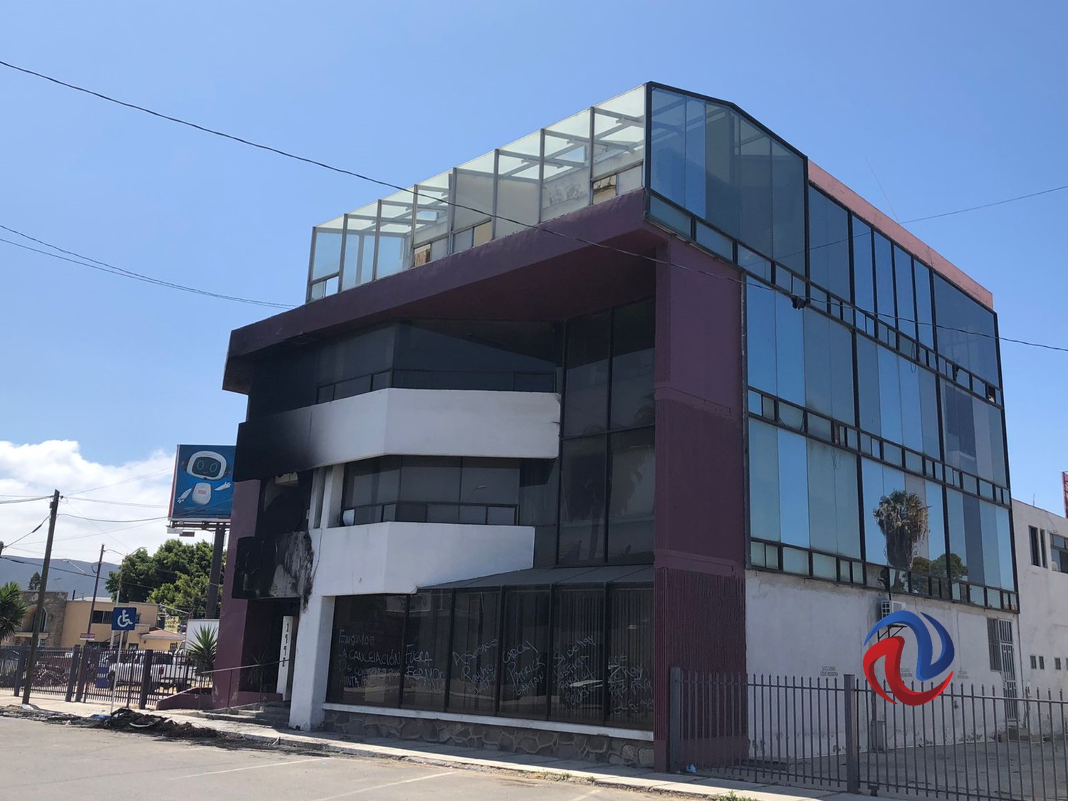Queman oficinas del Indivi en Ensenada; apilaron neumáticos