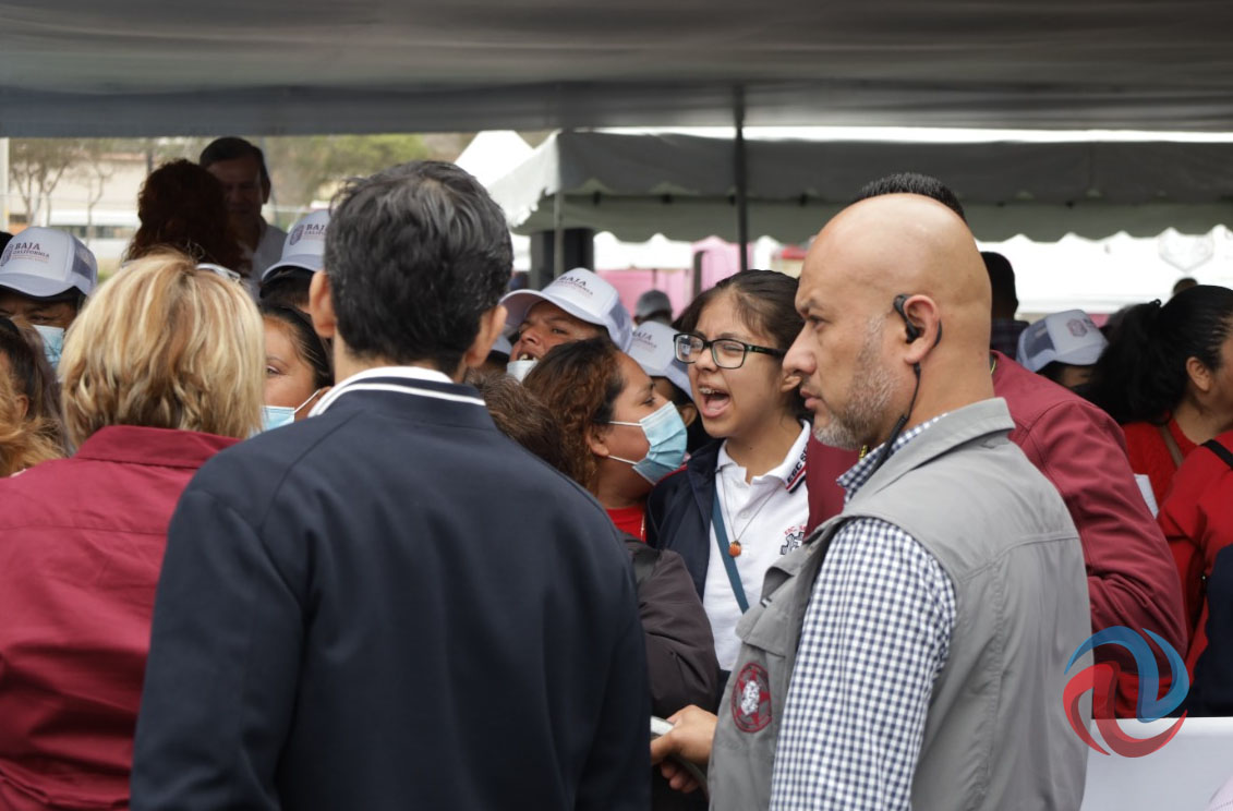 Estudiantes y padres de familia abuchean a Marina del Pilar 