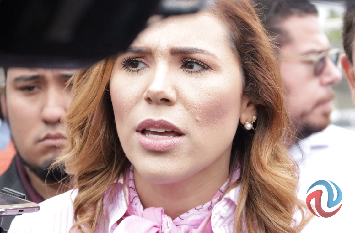 Estudiantes y padres de familia abuchean a Marina del Pilar 