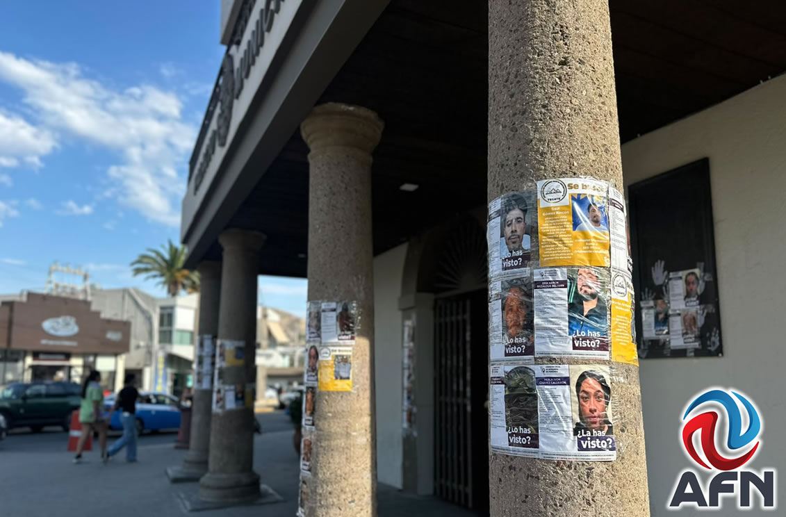 Tapizan Palacio Municipal de Tecate con fichas de personas desaparecidas