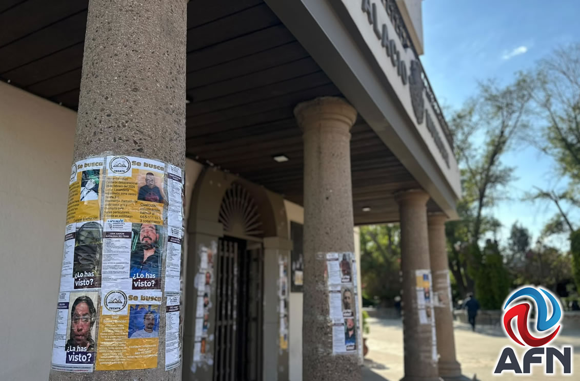Tapizan Palacio Municipal de Tecate con fichas de personas desaparecidas