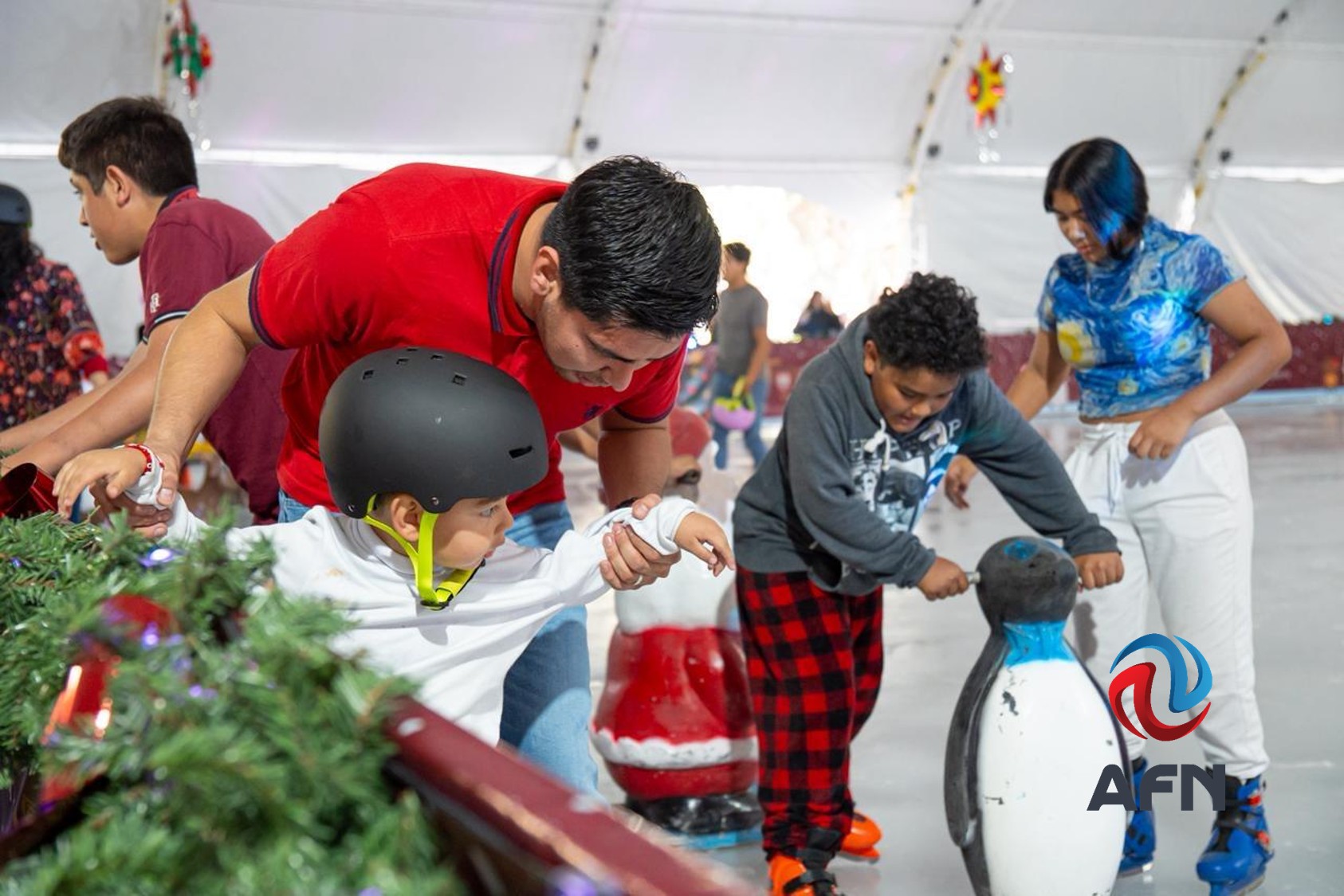 Familias tijuanenses disfrutan de pista de hielo gratuita 