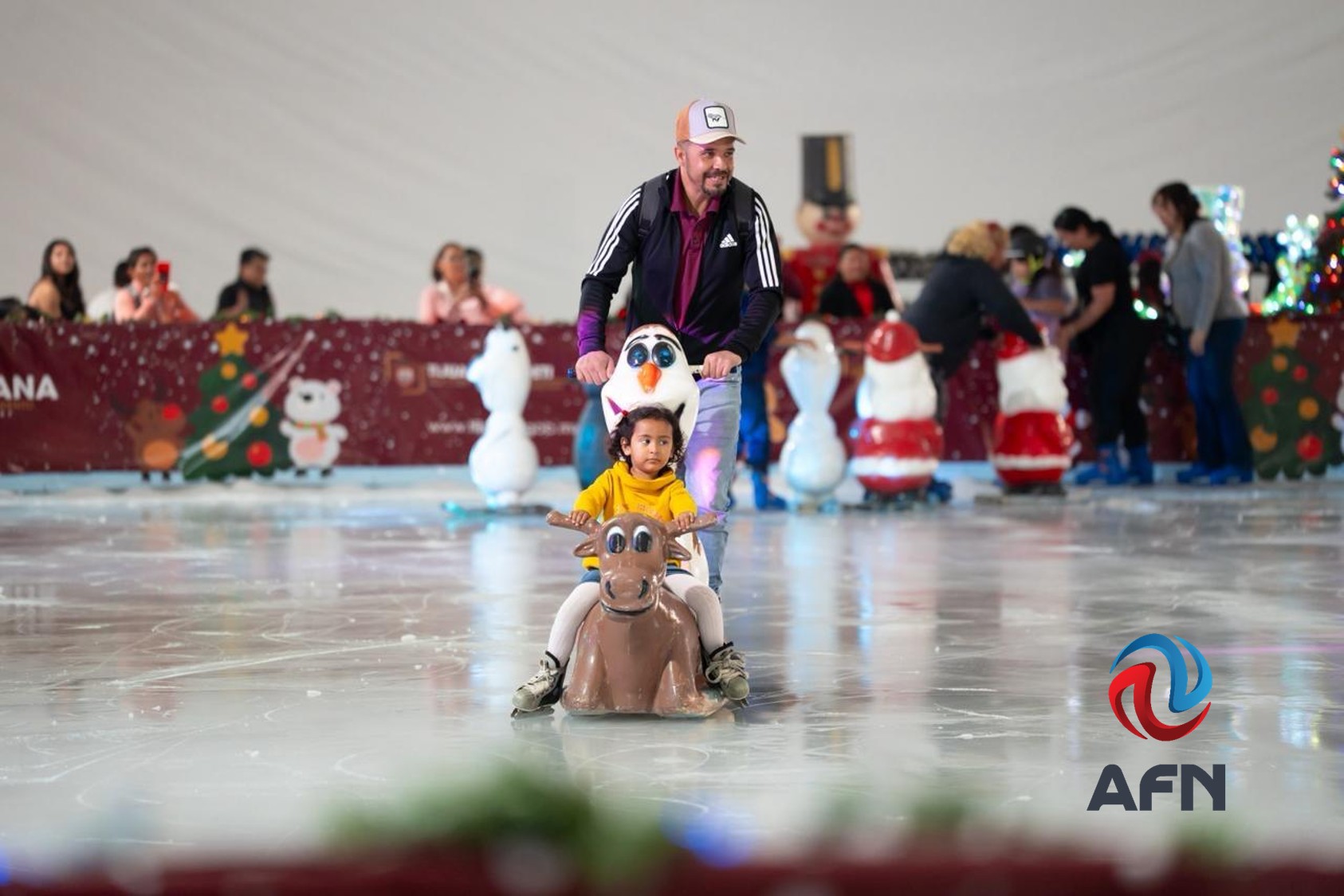 Familias tijuanenses disfrutan de pista de hielo gratuita 