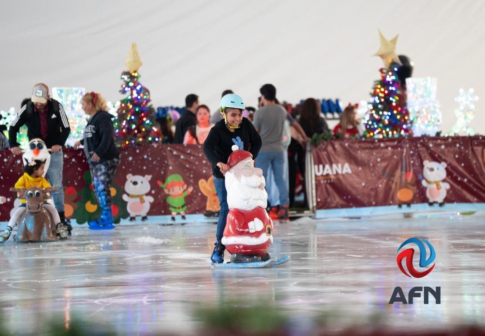 Familias tijuanenses disfrutan de pista de hielo gratuita 