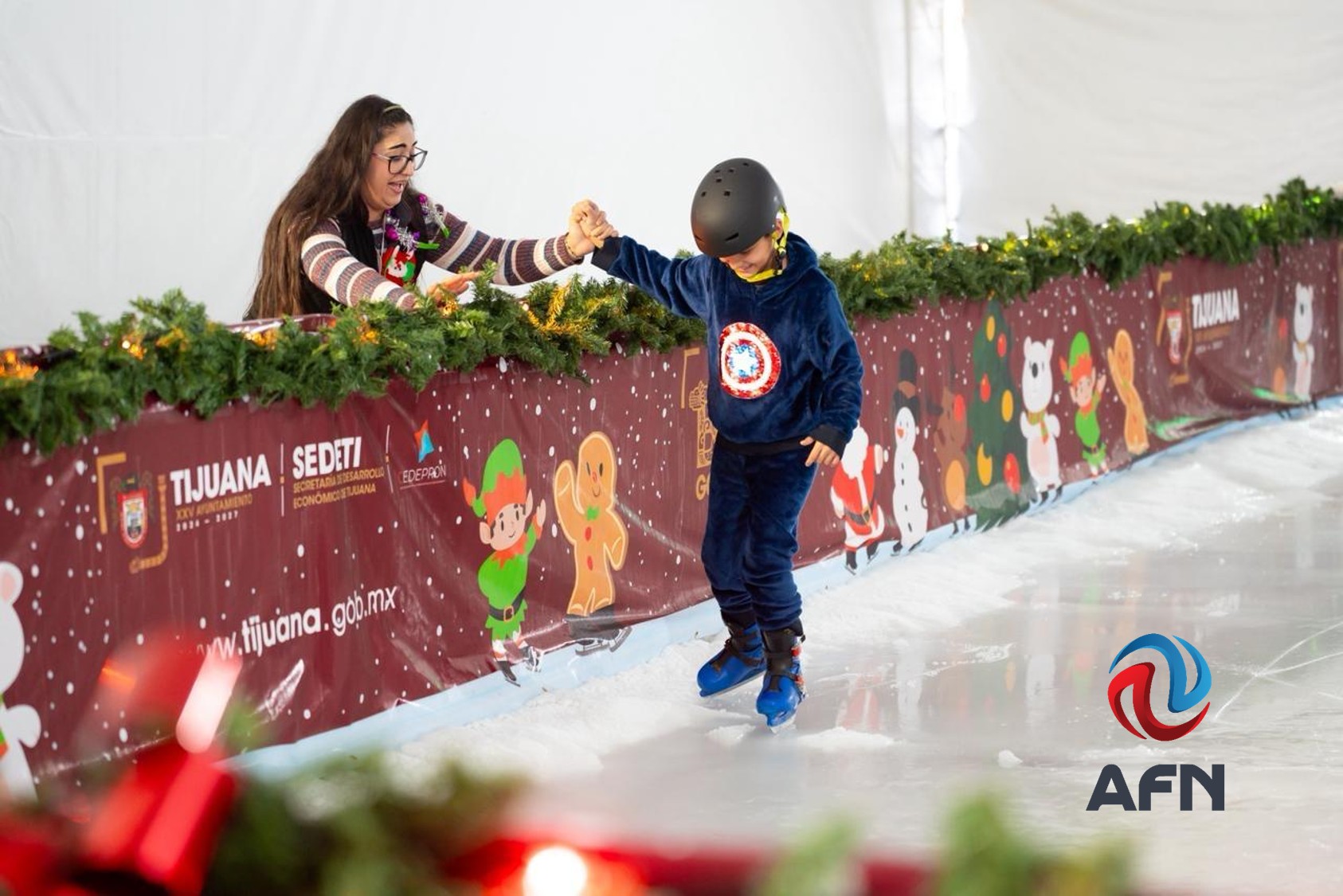 Familias tijuanenses disfrutan de pista de hielo gratuita 