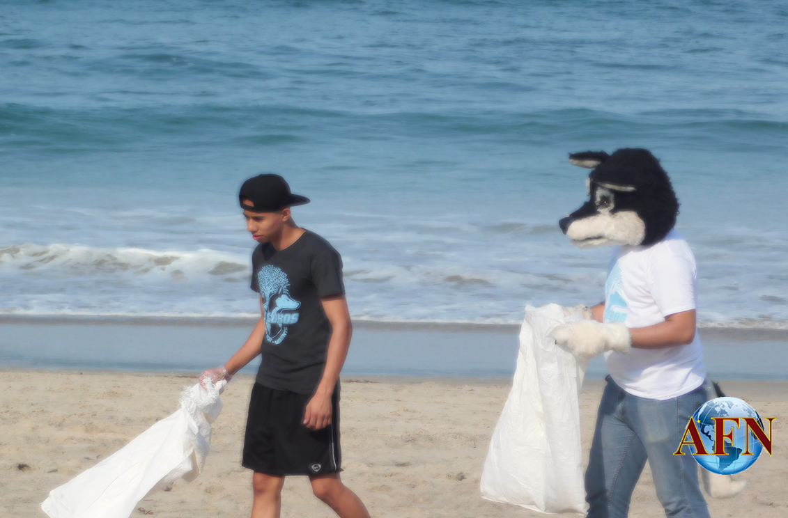 Ayudan estudiantes en limpieza la playa