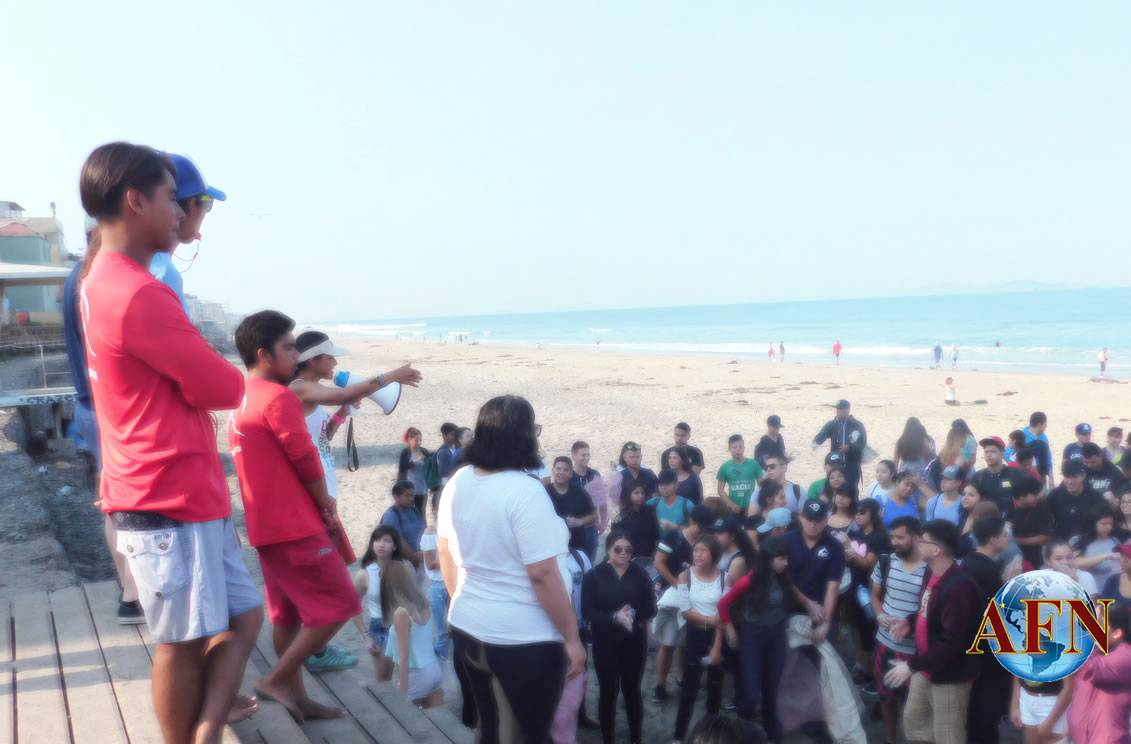 Ayudan estudiantes en limpieza la playa