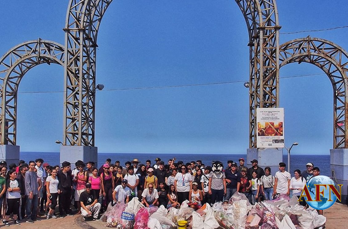 Ayudan estudiantes en limpieza la playa