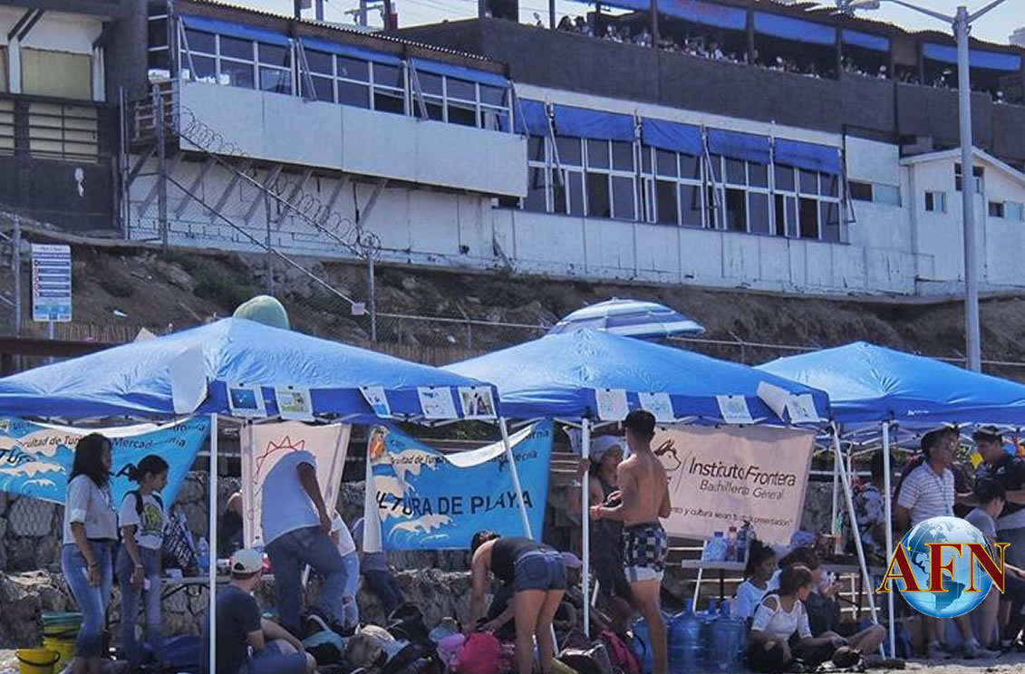 Ayudan estudiantes en limpieza la playa