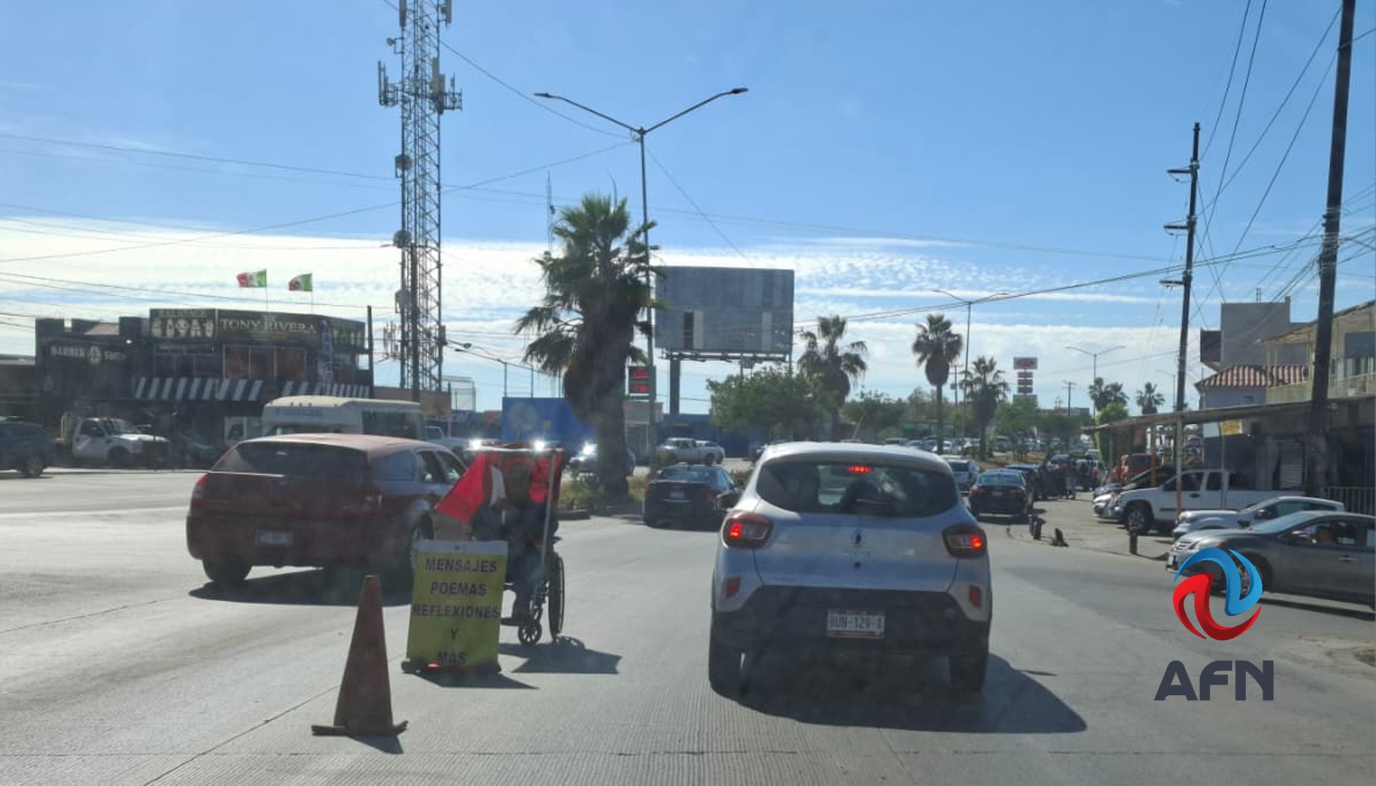Ofrece poemas y reflexiones en medio del tráfico tijuanense 