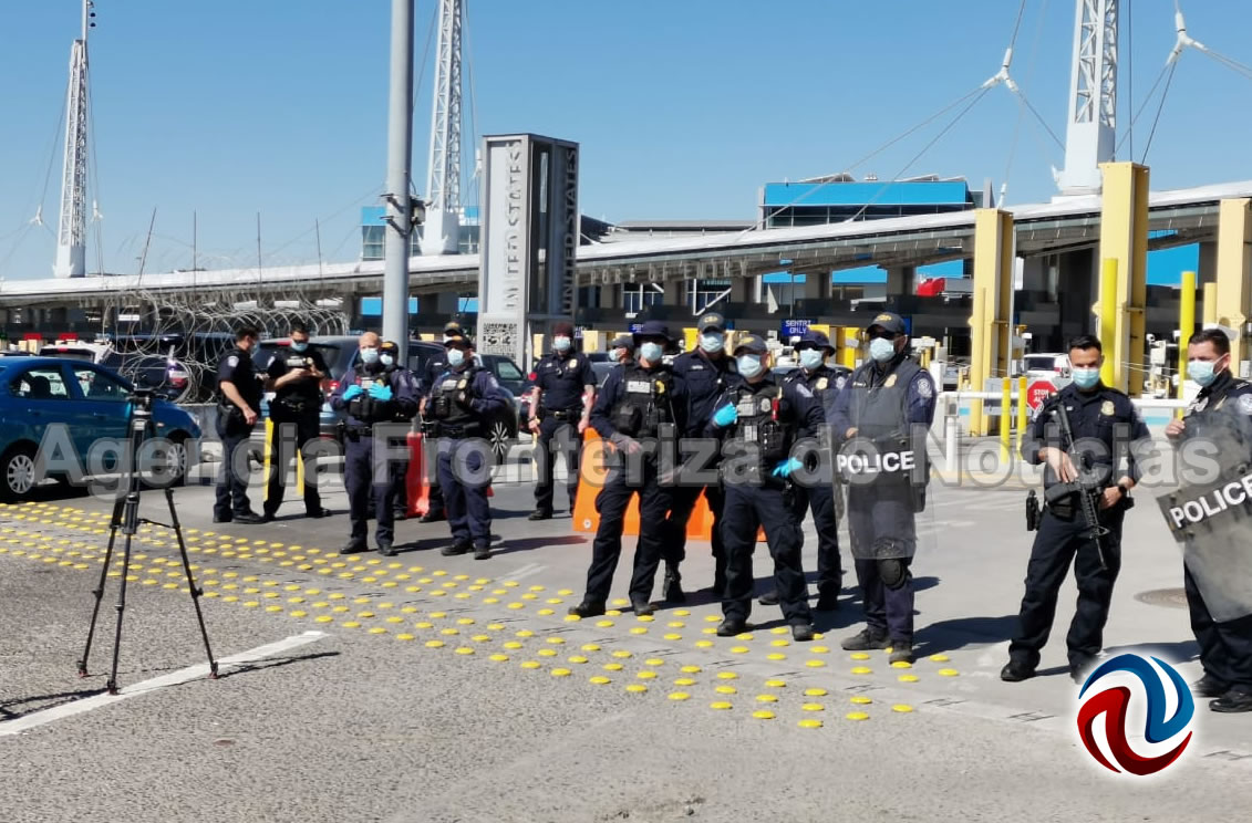 Marchan migrantes con rumbo a la Garita de San Ysidro