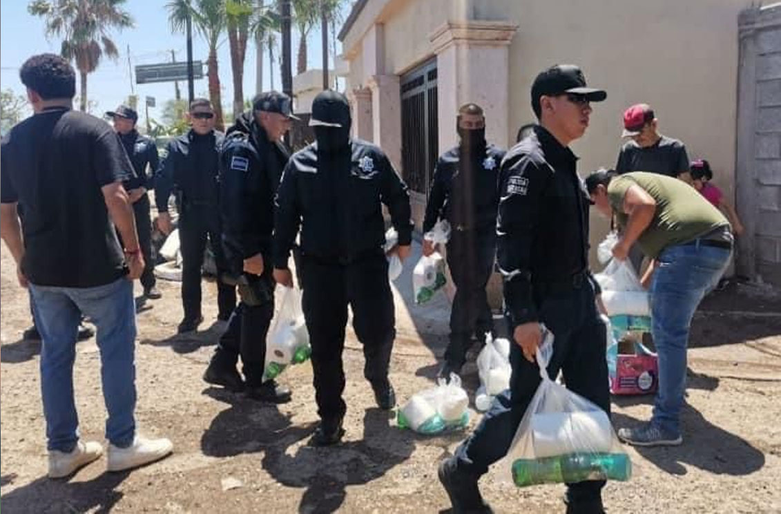 La policía estatal de Sonora ayuda a damnificados por inundaciones