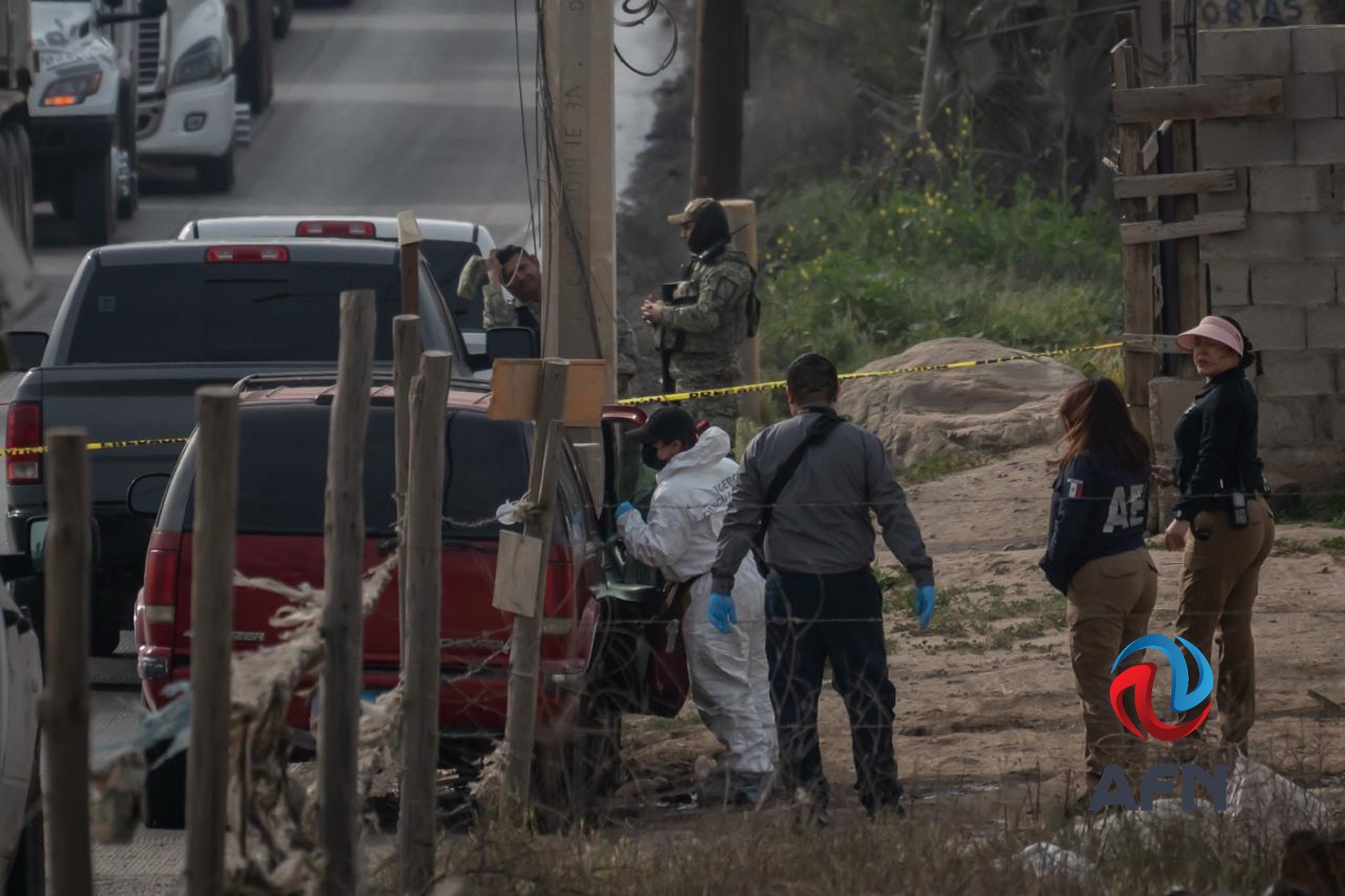 Hallan tres cadáveres dentro de un vehículo en Valle de las Palmas