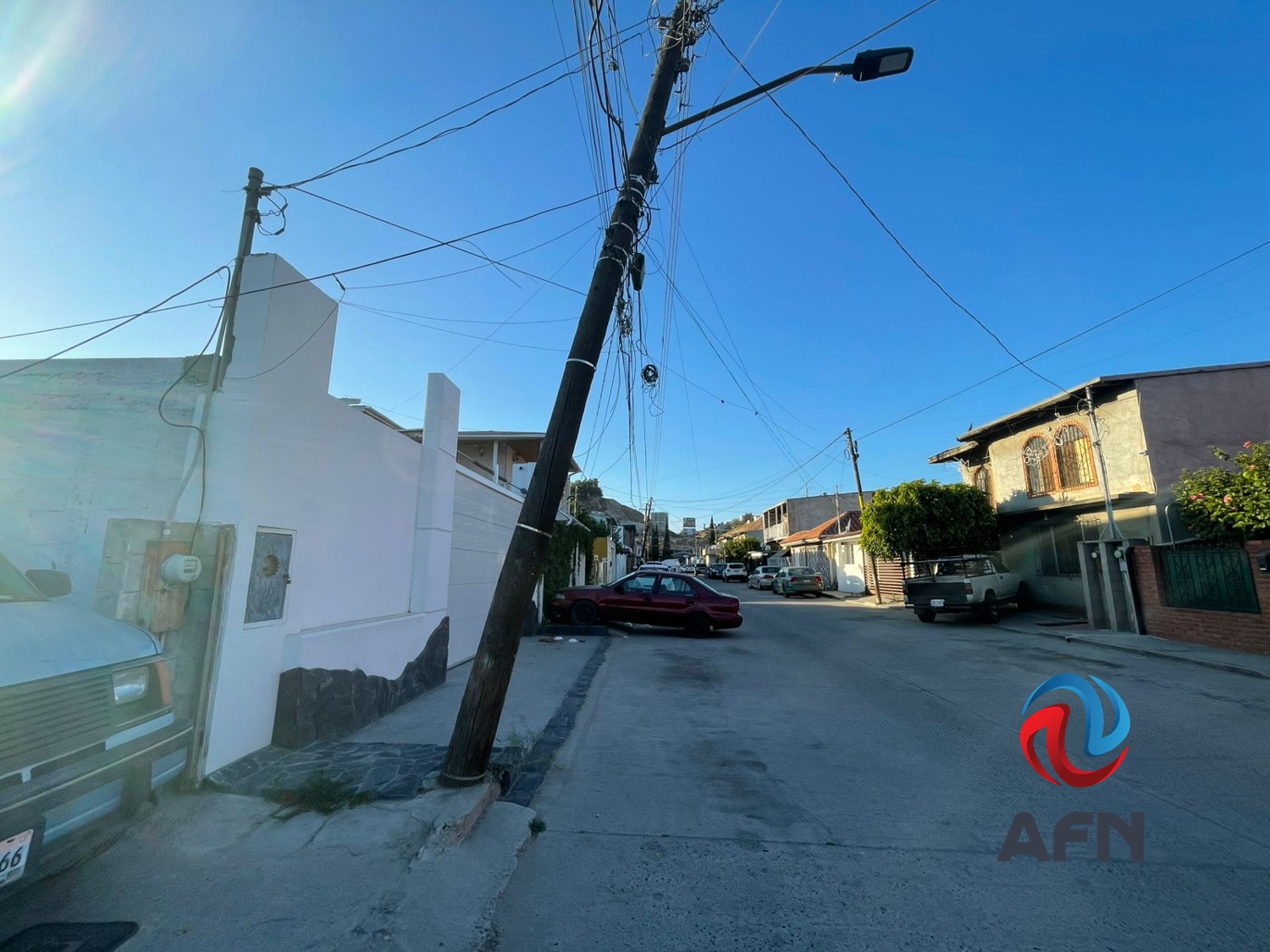 Preocupa a residentes poste a punto de caer en el Campestre Murúa