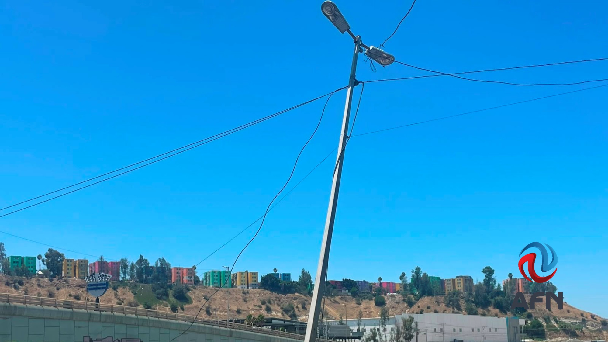 Reportan postes y cables caídos sobre el Gato Bronco