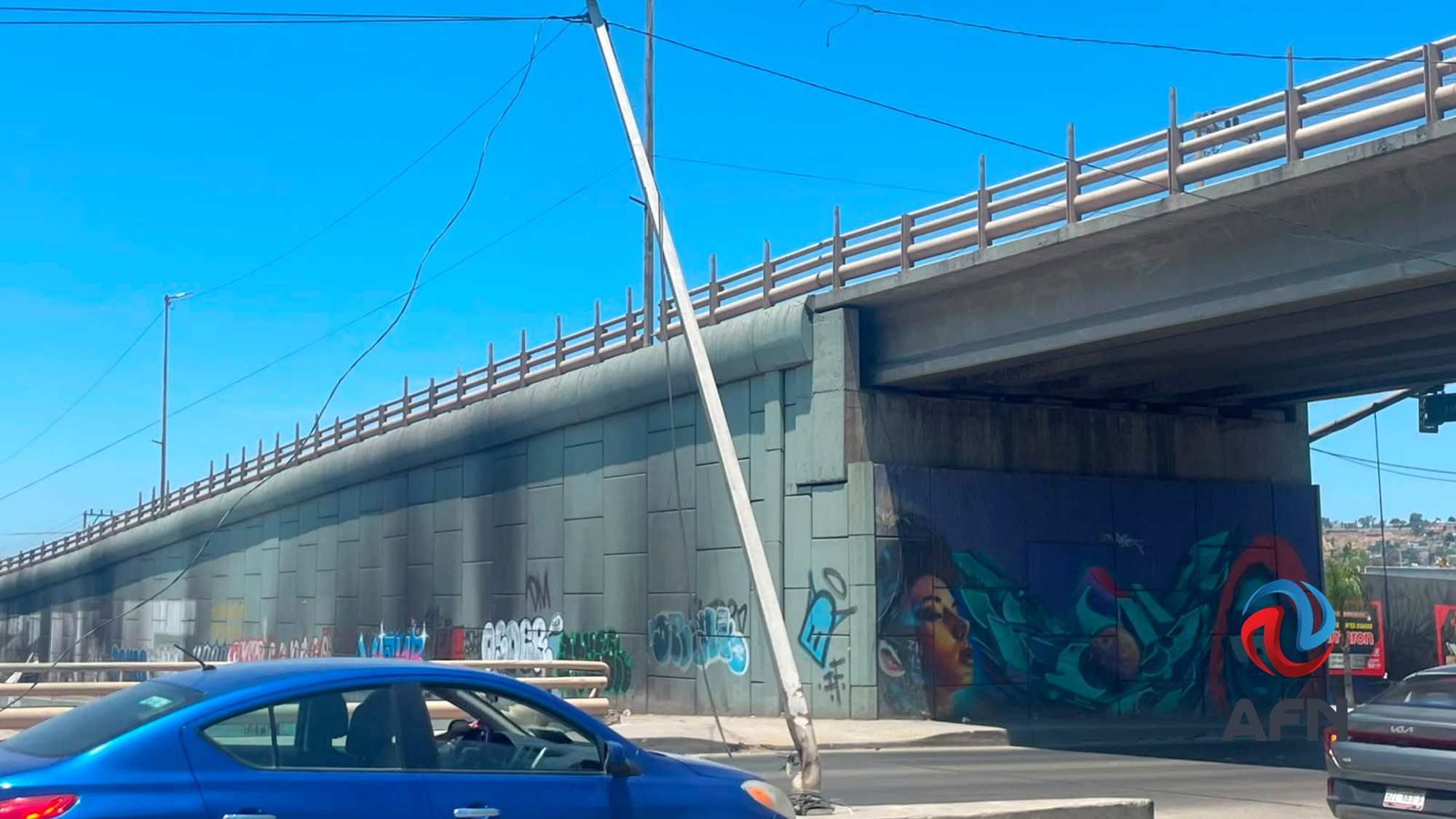 Reportan postes y cables caídos sobre el Gato Bronco