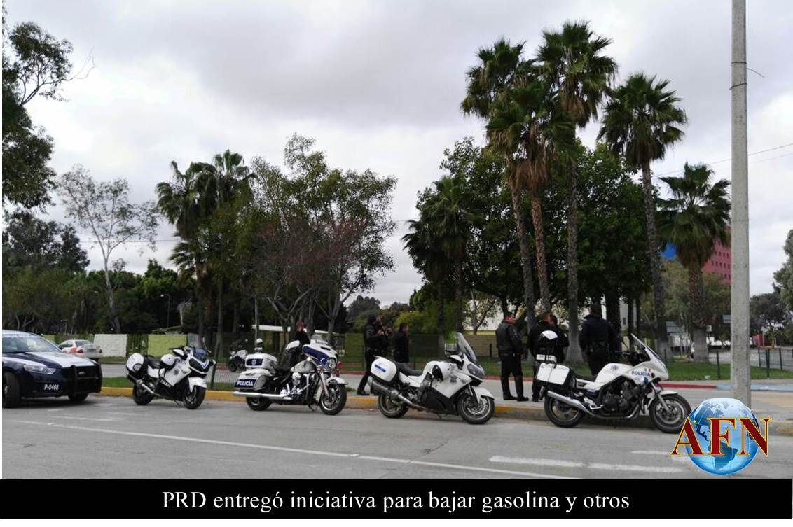 PRD entregó iniciativa para bajar gasolina 