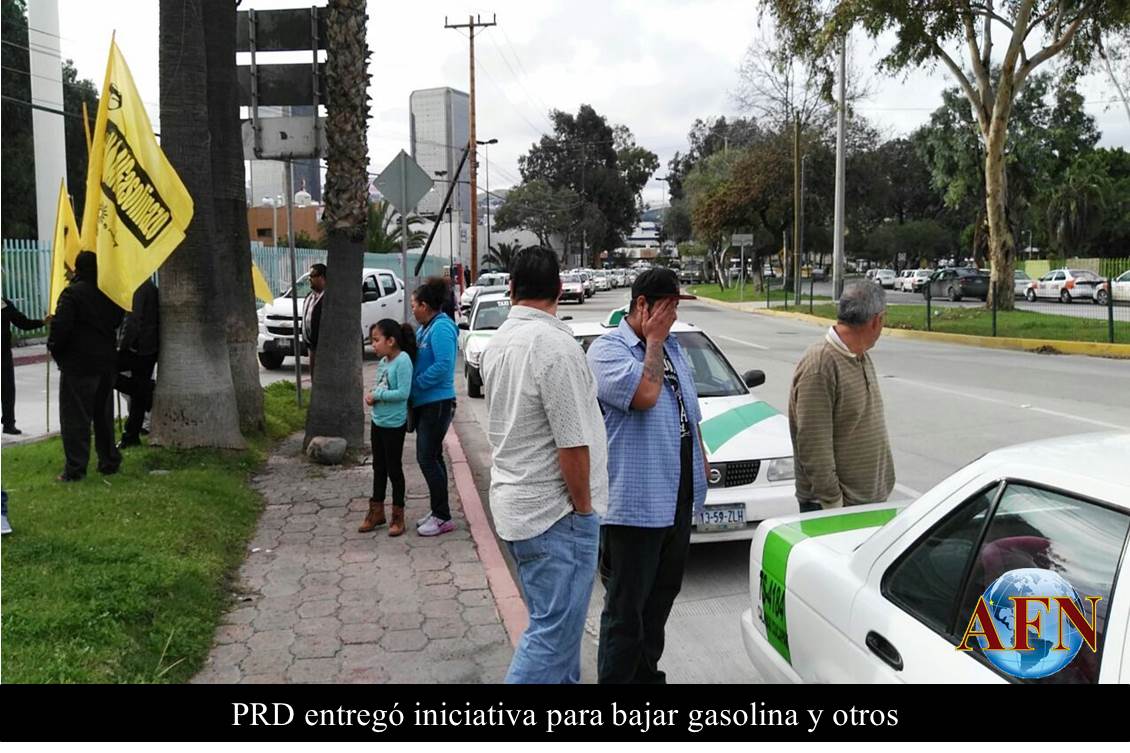PRD entregó iniciativa para bajar gasolina 