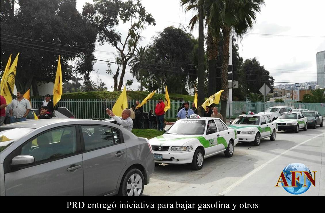 PRD entregó iniciativa para bajar gasolina 