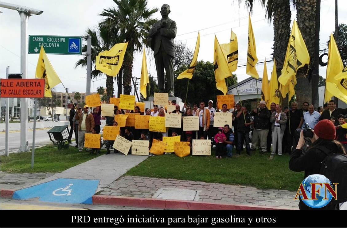 PRD entregó iniciativa para bajar gasolina 
