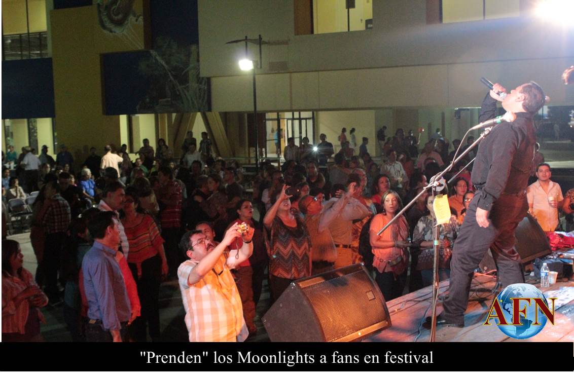 Prenden Los Moonlights a fans en festival