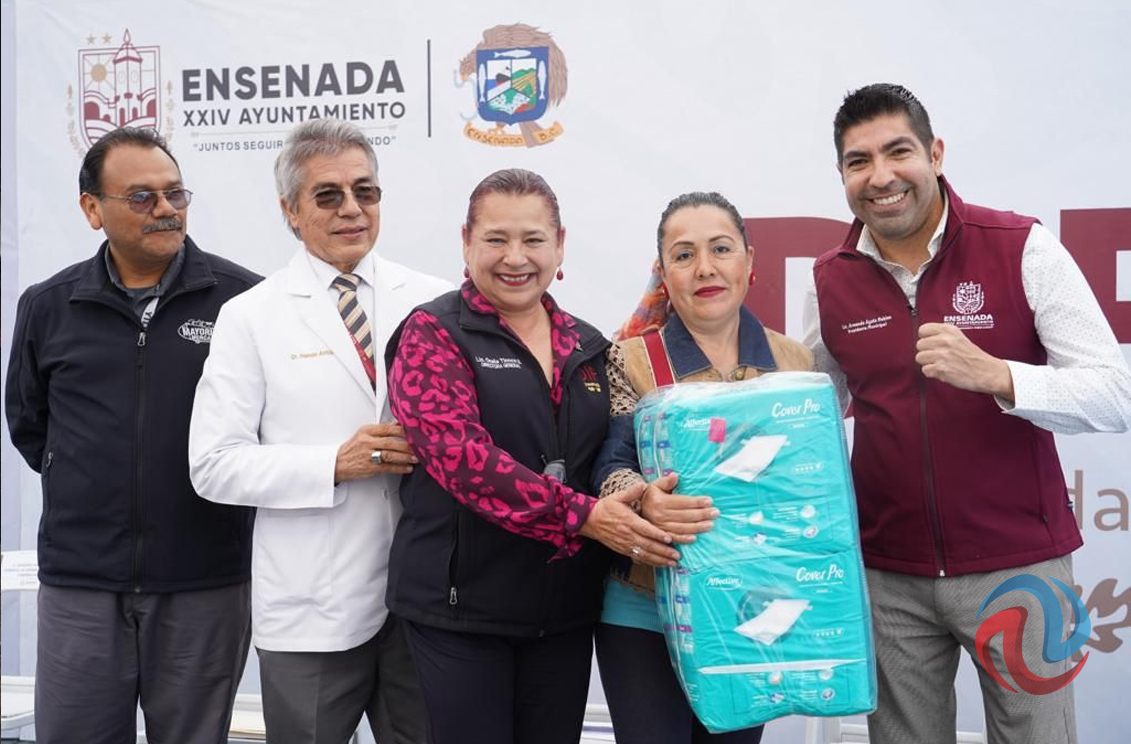 Entregaron apoyos en la primera Feria del Adulto Mayor del DIF