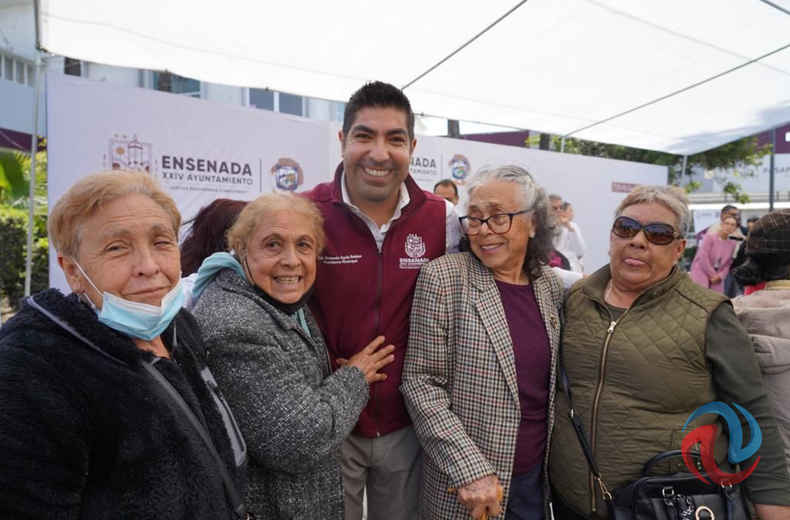 Entregaron apoyos en la primera Feria del Adulto Mayor del DIF