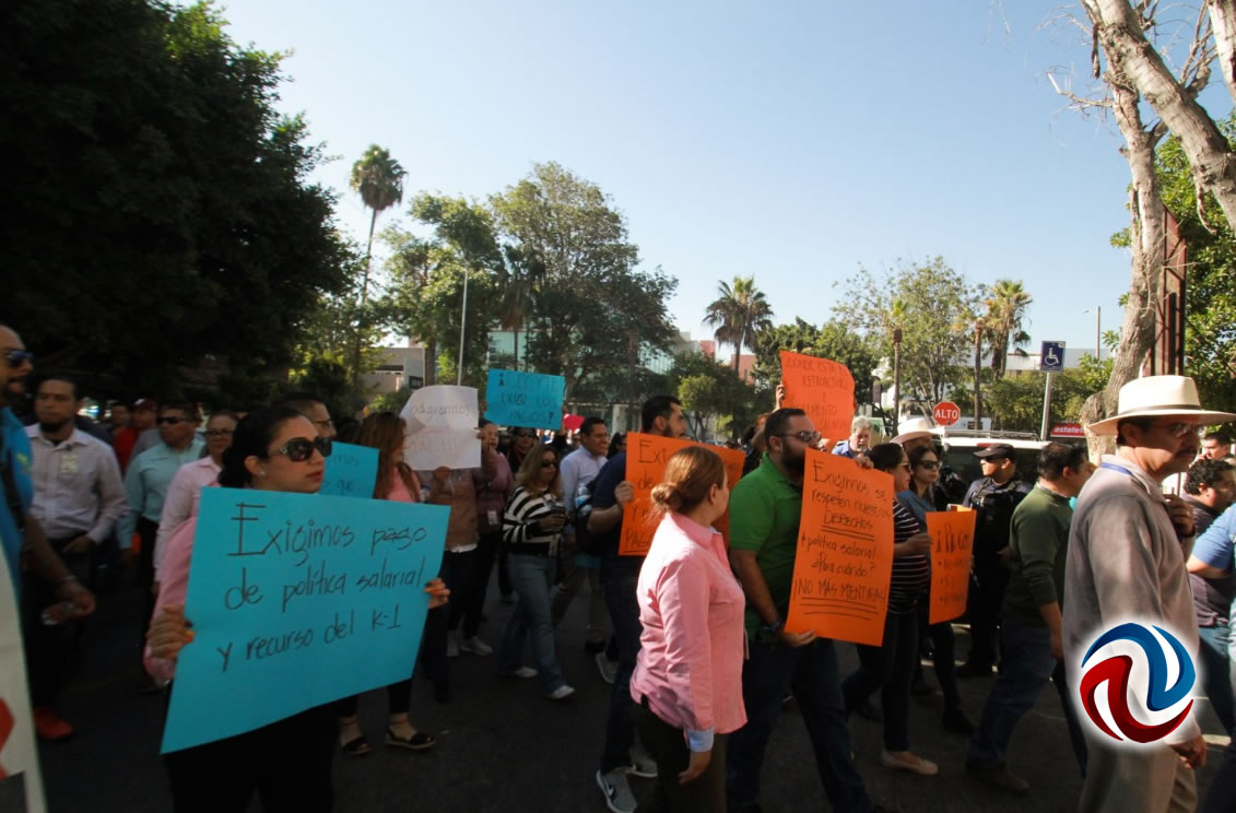 Protestan trabajadores del Cecyte por falta de pagos