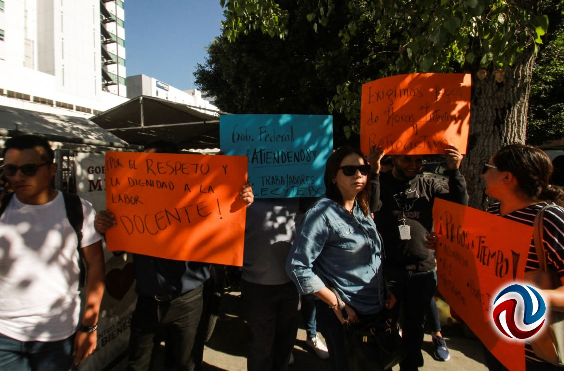 Protestan trabajadores del Cecyte por falta de pagos