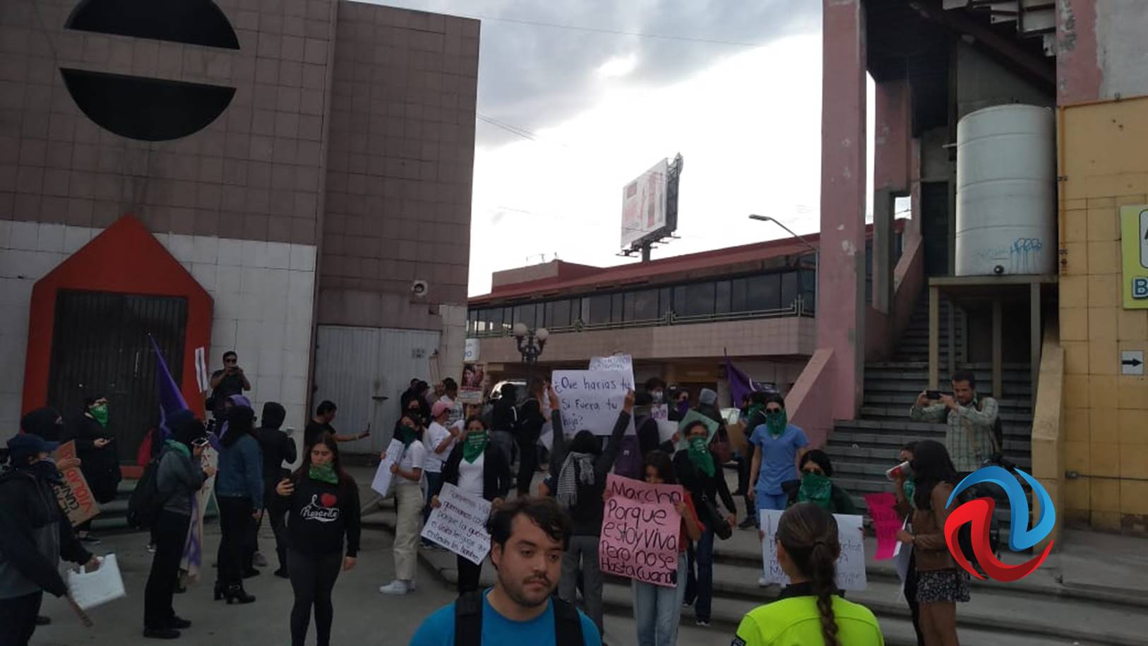 Protesta de mujeres provoca cierre de El Chaparral