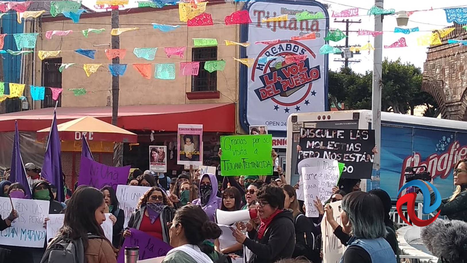 Protesta de mujeres provoca cierre de El Chaparral