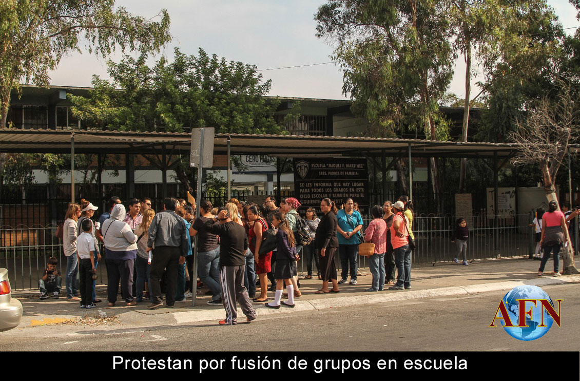 Protestan por fusión de grupos en escuela