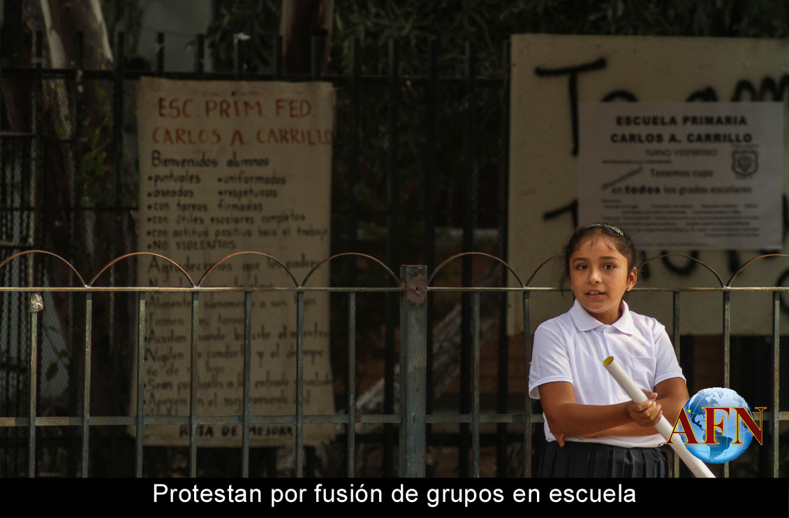 Protestan por fusión de grupos en escuela