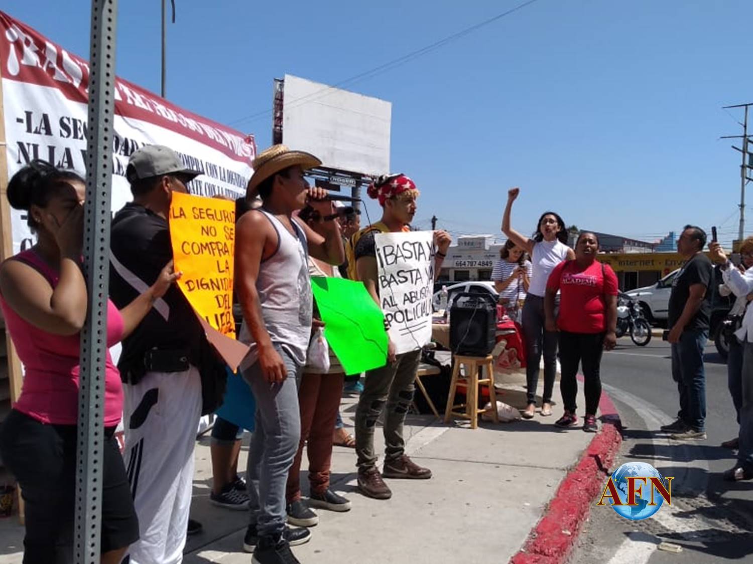 Protestan migrantes frente a la SSPM