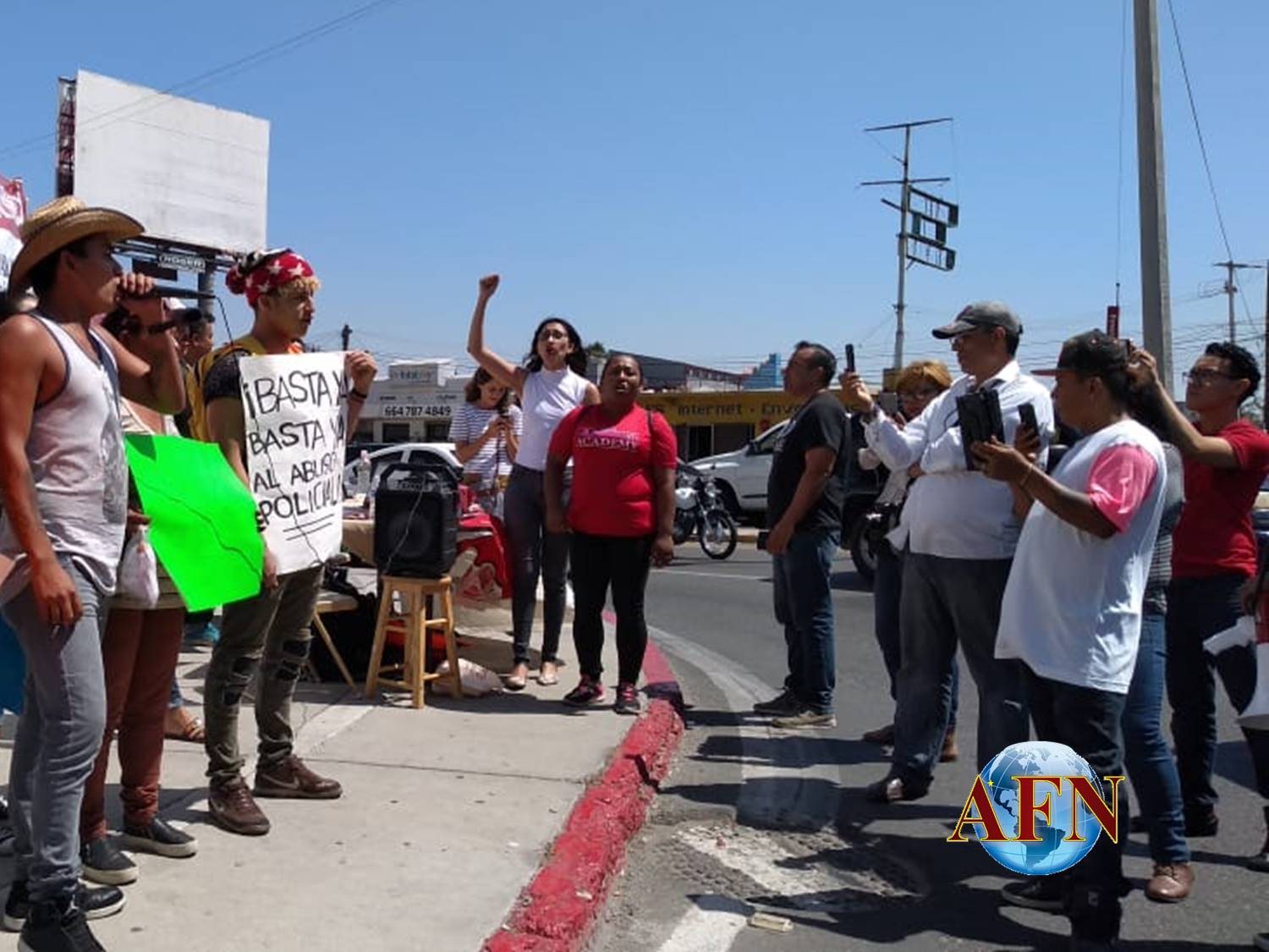 Protestan migrantes frente a la SSPM