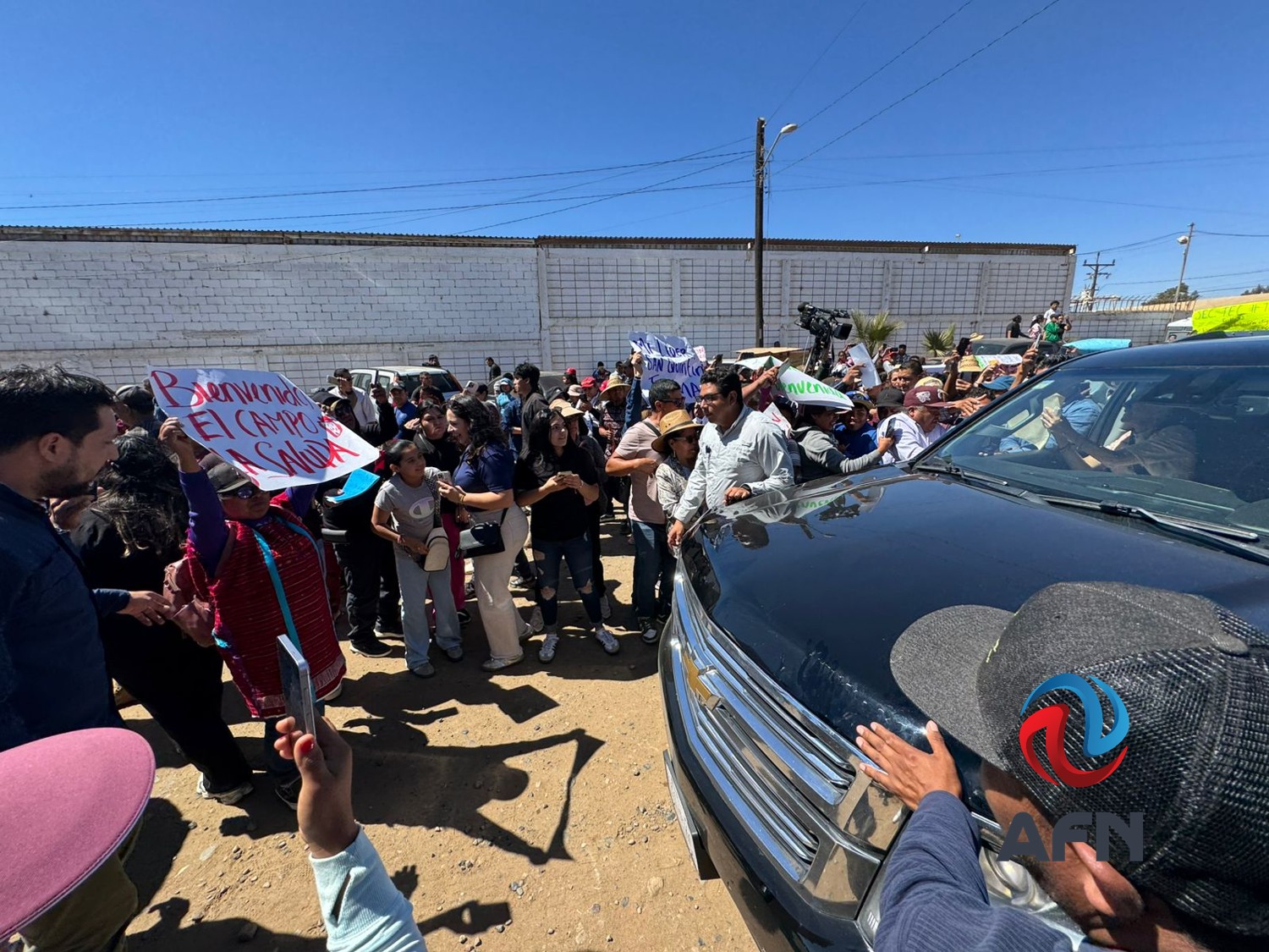 Entre reclamos y protestas, recibe San Quintín a Claudia Sheinbaum