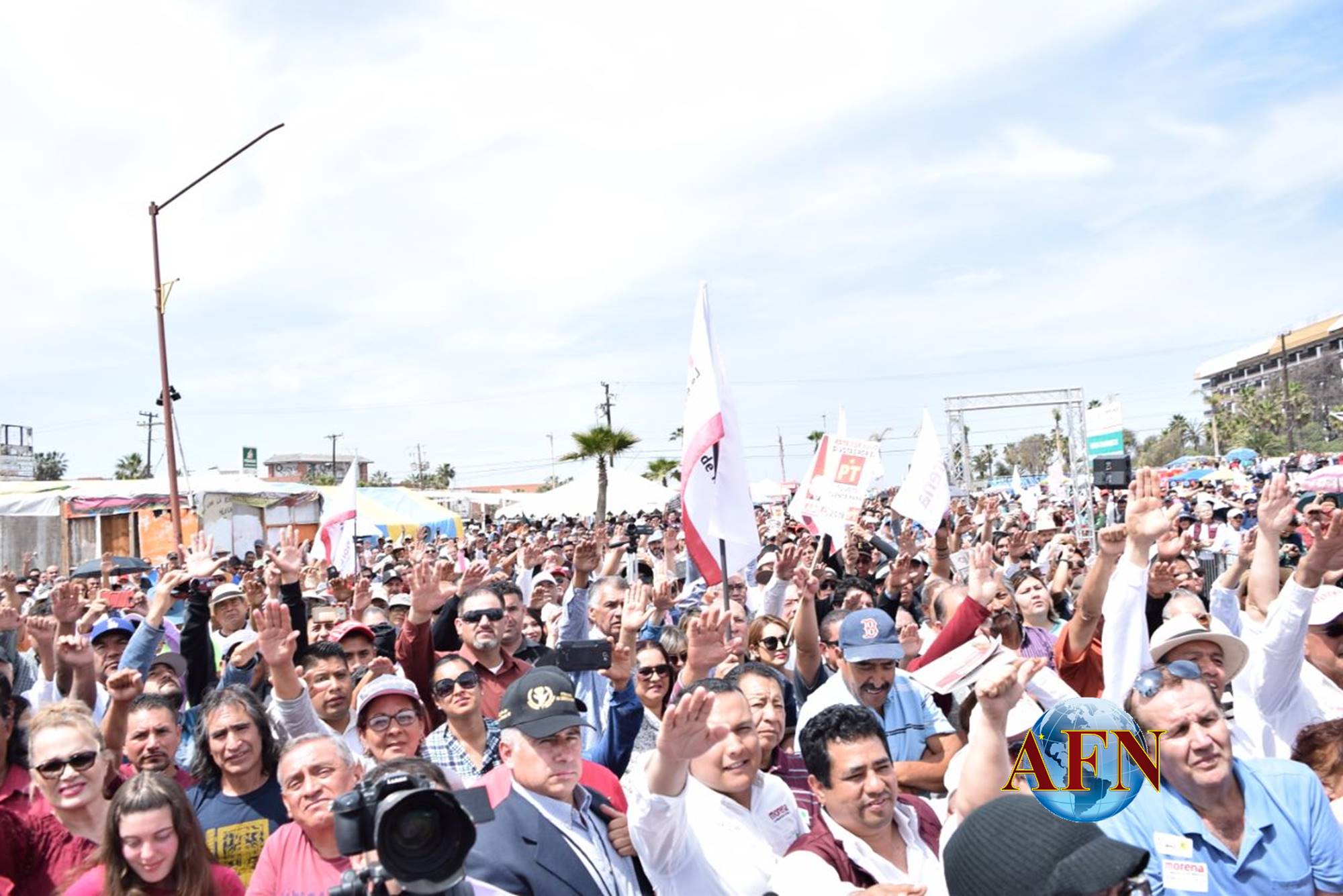 Reciben entre vítores a López Obrador 